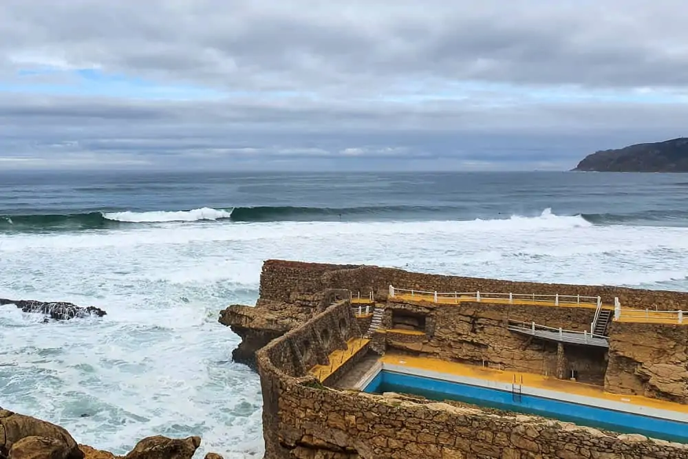 Wave breaking to the left in front of the Muchaxo pool at Praia do Guincho